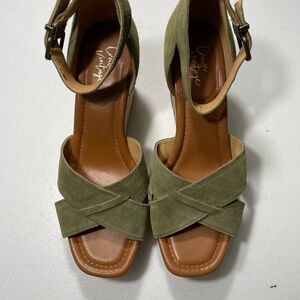 Crown Vintage Olive Green Suede Women's  Platform Sandals Size 8.5M SB-105